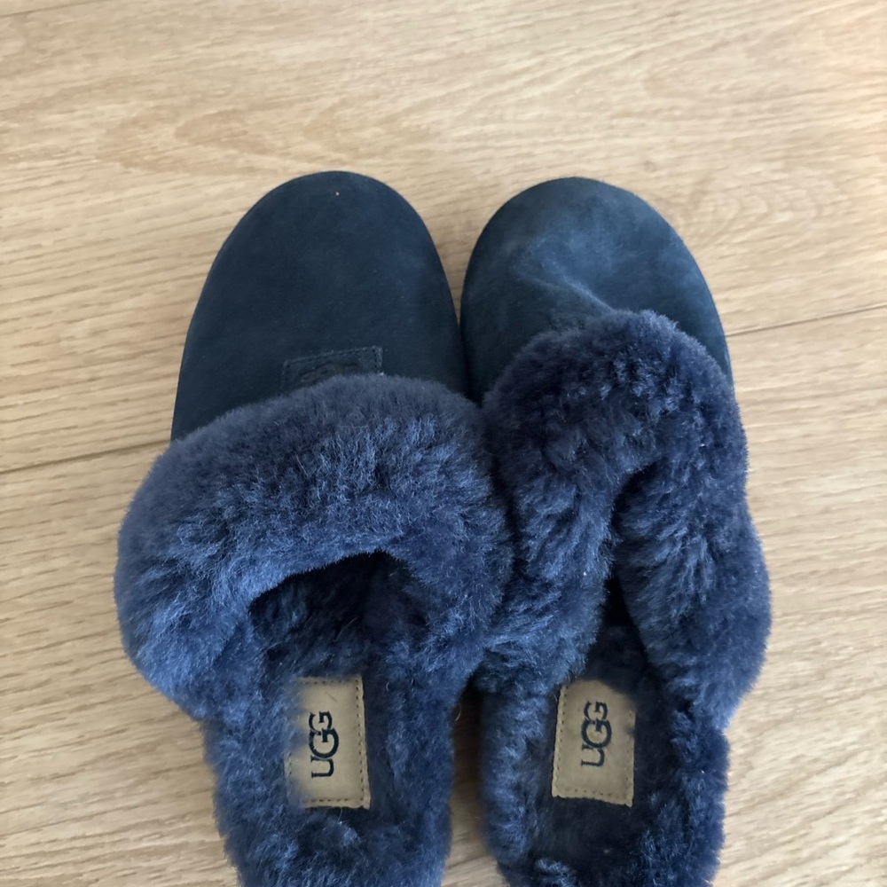 UGG Cozy Womens Slippers Size 8 Navy Blue Shearling Fur Lined Slip On - Picture 3 of 6